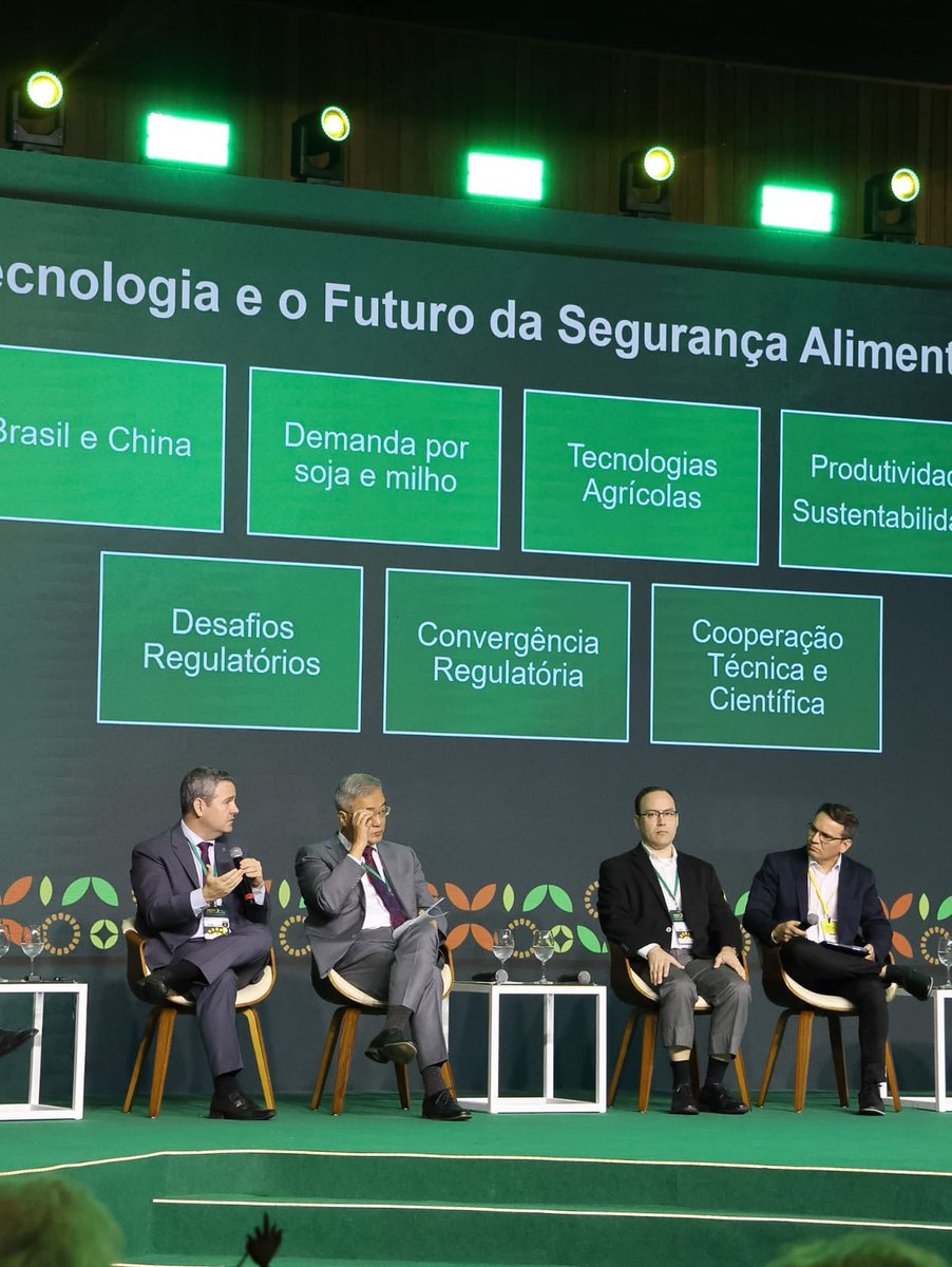abramilho's tweet photo. Ciência, tecnologia e cooperação internacional marcaram o debate sobre o futuro da segurança alimentar no 4º Congresso Abramilho, em Brasília. Durante o painel, o embaixador da China no Brasil, Zhu Qingqiao, destacou que o avanço do agro depende de investimentos em inovação. https://t.co/U5SzqpDPHm