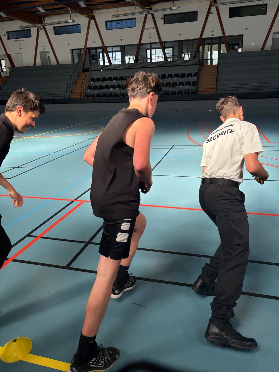 LyceeHutinel's tweet photo. Le 12 mai le lycée HUTINEL organisait les tests de recrutement des futurs élèves au bac pro Métiers de la Sécurité : entretiens devant des professionnels du secteur et personnels de l'éducation nationale et tests sportifs étaient au programme. Résultats le 30 juin prochain. https://t.co/SNkgwmXcq3