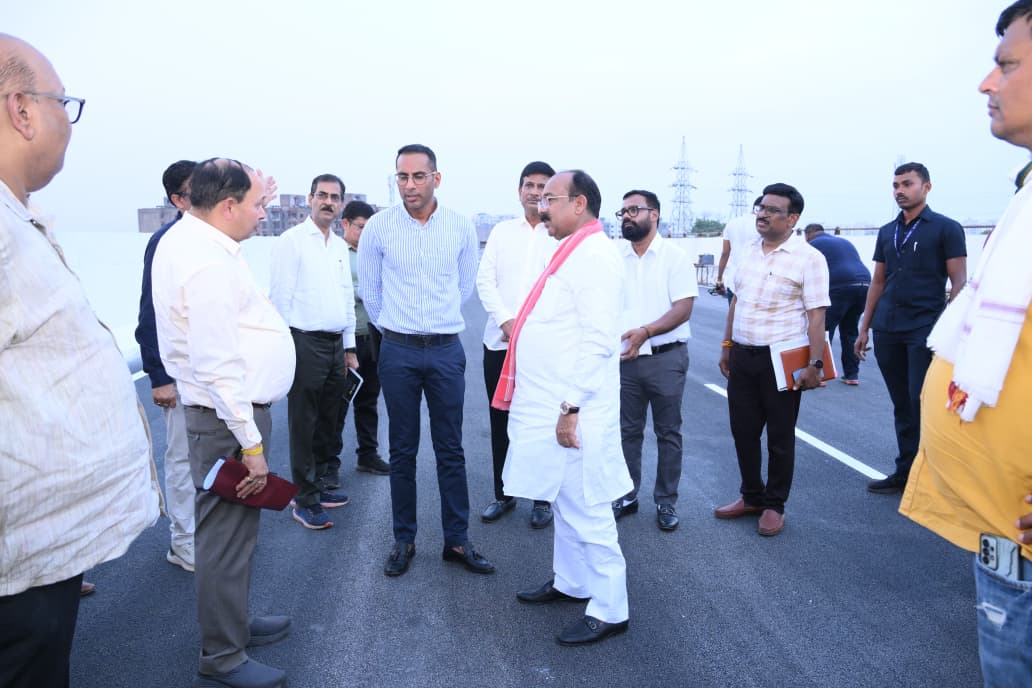 ArunSao3's tweet photo. आज राजधानी रायपुर के बहुप्रतीक्षित कचना ओवरब्रिज का लोक निर्माण विभाग (PWD) के अधिकारियों के साथ निरीक्षण किया। इस दौरान निर्माण कार्यों की प्रगति की जानकारी ली और अधिकारियों को गुणवत्ता के साथ निर्माण कार्य पूर्ण करने के निर्देश दिए।

कचना ओवरब्रिज का निर्माण कार्य अब अंतिम चरण में है। इसके पूर्ण होने से लाखों नागरिकों को ट्रैफिक जाम से बड़ी राहत मिलेगी, आवागमन अधिक सुगम और सुरक्षित होगा।

प्रदेश में मुख्यमंत्री श्री विष्णु देव साय जी के नेतृत्व में सरकार लगातार यातायात व्यवस्था को बेहतर बनाने के लिए कार्य कर रही है। कचना ओवरब्रिज के निर्माण कार्य में भी तेजी लाई गई है और बहुत जल्द इसे आम जनता के आवागमन के लिए खोल दिया जाएगा।