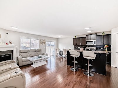 official_SEA19's tweet photo. Newly listed opportunity for first time home buyers is this beautiful home in SW Edmonton. It comes with a finished  basement suite and newly upgraded appliances. 

Backing into a walking trail, big clean deck, big yard and quiet neighborhood, well maintained. https://t.co/nNqY4gCmDf