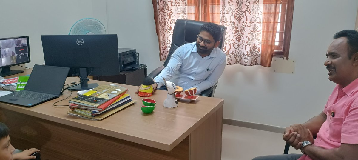 chethu_cha15598's tweet photo. ಇಂದು ಬೇಸಿಗೆ ಶಿಬಿರದ ಅಂಗವಾಗಿ ಪಂಚಾಯಿತಿ ಭೇಟಿ ಮಾಡಿಸುವ ಸಂದರ್ಭದಲ್ಲಿ EO sir ಭೇಟಿ ನೀಡಿದ ಕ್ಷಣ.
#rurallibrary #publiclibrary @readingkafka @cmcaindia https://t.co/WlPskiga0k