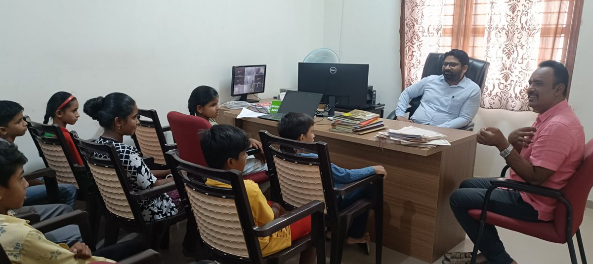 chethu_cha15598's tweet photo. ಇಂದು ಬೇಸಿಗೆ ಶಿಬಿರದ ಅಂಗವಾಗಿ ಪಂಚಾಯಿತಿ ಭೇಟಿ ಮಾಡಿಸುವ ಸಂದರ್ಭದಲ್ಲಿ EO sir ಭೇಟಿ ನೀಡಿದ ಕ್ಷಣ.
#rurallibrary #publiclibrary @readingkafka @cmcaindia https://t.co/WlPskiga0k