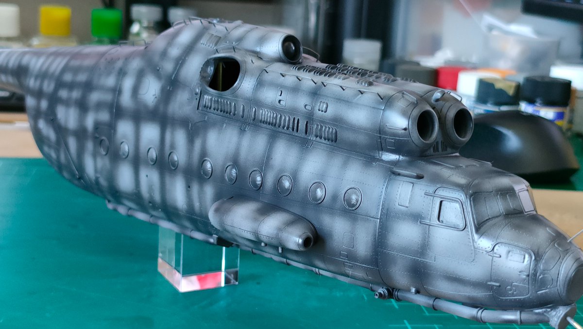 shizukumokei's tweet photo. Mi-6 制作中13

塗装始めました、毎朝少しずつ進めて今ここです。
マーキングも手動マスキングではこの位の精度が限界、ちょっとよれてる気もしますがパッと見では及第点でしょうか。
ギリギリ5月中に完成できるような気がしてきました🙂 https://t.co/OxikdjgoiZ