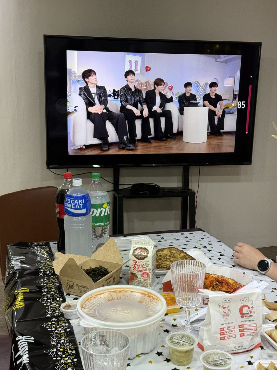 jjuhoney_106's tweet photo. 대전베베들과 함께 맞이한 몬엑 생일
사랑한다 몬스타엑스❤️
사랑한다 몬베베애애💖
생파를 한껏 더 멋스럽게 만들어준 벨라씨와 
항상 모임을 주최해주는 리스언니 감삼댜🫶🏻

#몬스타엑스와행복한11년 https://t.co/UdUb0Gl5M6