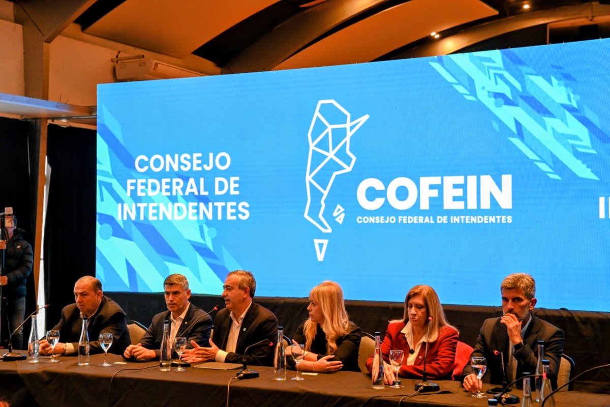 pablojavkin's tweet photo. Desde Rosario, intendentes de todo el país defendimos el federalismo, el trabajo y los recursos que les pertenecen a nuestros vecinos.
El equilibrio fiscal no puede sostenerse castigando al interior. No hay República posible sin ciudades de pie. https://t.co/LeLx0dpTsF
