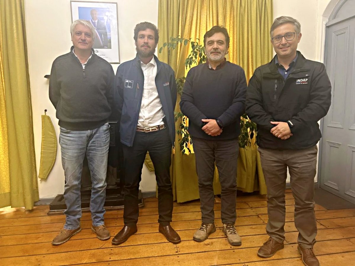 gestion_hidrica's tweet photo. 💧#GestiónHídrica | Nos reunimos con el Seremi de Agricultura, el director de INDAP y el coordinador regional de la CNR, con el objetivo de fortalecer el trabajo colaborativo y apoyar el proceso de regularización de derechos de agua.

#GestiónHídrica #RecursosHídricos #OUA https://t.co/XN4E3tSNiq