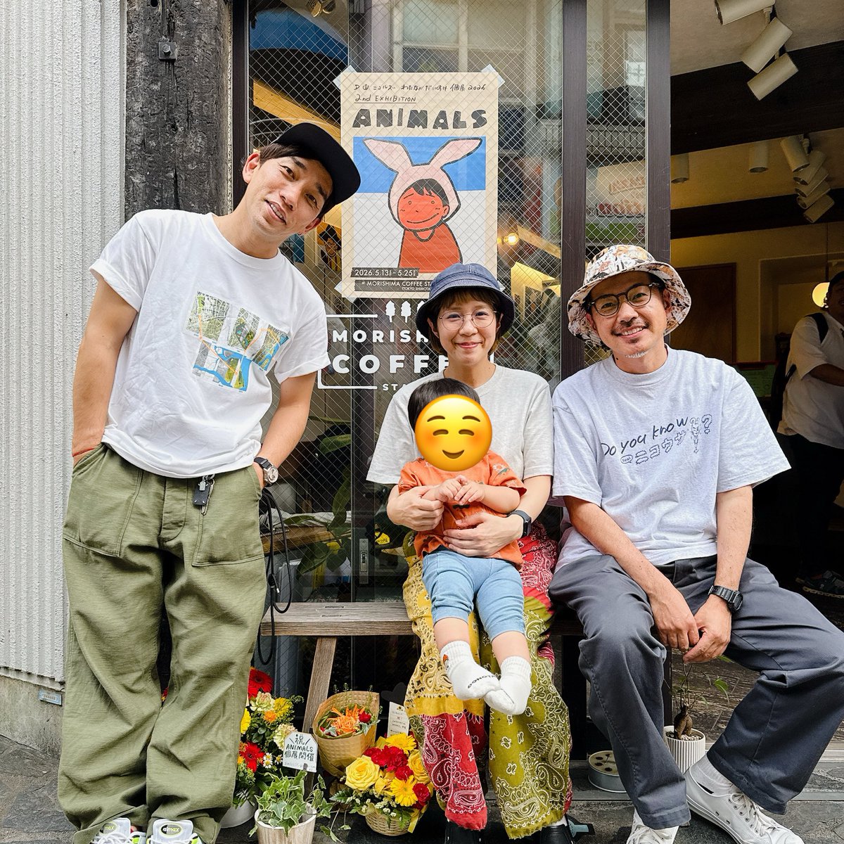 manan_jp's tweet photo. 息子は動物の名前もたくさん言えるようになってきたので、飾ってある絵を見て楽しんでいた、連れて行ってよかった☺️うさぎのマネをする時は頭に手を当てます🙌
だいすけ画伯たくさん抱っこしてくれてありがとう〜 #個展ANIMALS https://t.co/cHc6g6RlNP