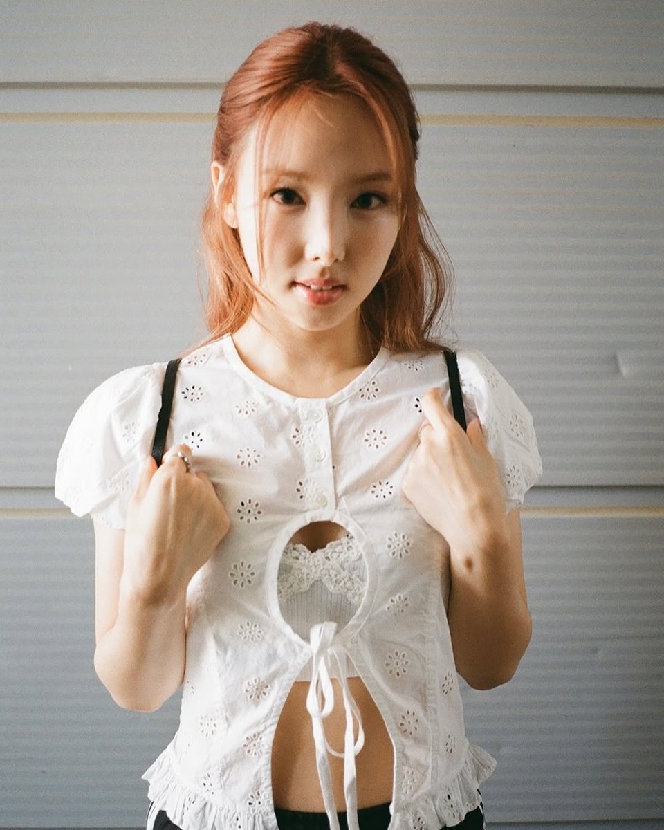 inayeony_'s tweet photo. ᥴ⃘ᦱ 𓈒𓈒 ꩜ 트와이스의 임나연 𓈄 𝅄 ֗ ꯱ 
A beautiful girl who lives in her own world, the fragrant aroma of peaches like expensive perfume makes the room more colorful 🌟 ꒱ ⊹ https://t.co/KeKmmb2a06