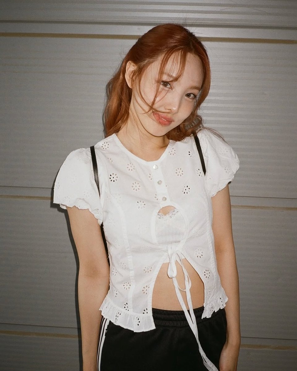 inayeony_'s tweet photo. ᥴ⃘ᦱ 𓈒𓈒 ꩜ 트와이스의 임나연 𓈄 𝅄 ֗ ꯱ 
A beautiful girl who lives in her own world, the fragrant aroma of peaches like expensive perfume makes the room more colorful 🌟 ꒱ ⊹ https://t.co/KeKmmb2a06