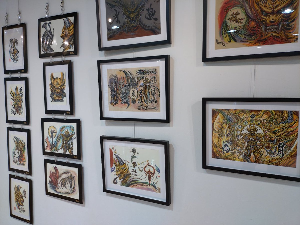 GOLJO13Helper's tweet photo. GWは牙狼画展♪最高ーっ
P牙狼から大好きで楽しみにしていました！！
雨宮監督の絵は、独���で本当にカッコよく誰にも真似できない！！
いつも東京での展示会に、指をくわえるばかりでした、、
監督ーっ♪絶対絶対、また来て下さいねーっ♪
お疲れ様でしたm(_ _)m https://t.co/6jgJ01k0n1
