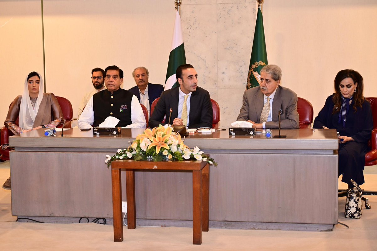 MediaCellPPP's tweet photo. پاکستان پیپلزپارٹی کے چیئرمین بلاول بھٹو زرداری کی سربراہی میں پی پی پی پی کی مشترکہ پارلیمانی پارٹی کا اجلاس، رکن قومی اسمبلی بی بی آصفہ بھٹو زرداری سمیت تمام جیالے اراکین پارلیمان موجود
@BBhuttoZardari 
@AseefaBZ https://t.co/mi0sVuqzM8