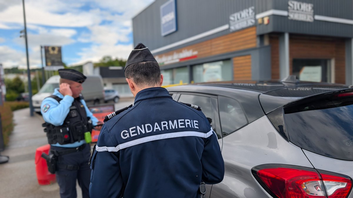 Prefecture42's tweet photo. 🚔 Sécurité Routière : La mobilisation reste totale dans la Loire !
📍 Adrien Sperry, directeur de cabinet du préfet de la Loire, s'est rendu à #Sorbiers pour assister à une opération de contrôle routier d’envergure, aux côtés du Colonel Sébastien Jouglar, commandant le Groupement de #Gendarmerie de la Loire.
⚠️ Le bilan est lourd : depuis le 1er janvier 2026, 8 personnes ont déjà perdu la vie dans la #Loire.
🔴 Chaque décès est un drame humain, une famille brisée. Face à ce constat, l'État renforce sa présence :
- dissuader les comportements à risques (vitesse, alcool, stupéfiants, téléphone) ;
- protéger tous les usagers, des automobilistes aux plus vulnérables.
🔊 Sensibiliser : la sécurité est l'affaire de tous.
🎯 L’objectif de ces contrôles n'est pas seulement de sanctionner, mais de rappeler que les règles de conduite sauvent des vies. La présence des forces de l'ordre sur le terrain reste constante et visible tout au long de l'année.
🛣️ Sur la route, restons vigilants. Pour vous, pour vos proches, levez le pied.
@Gendarmerie_042