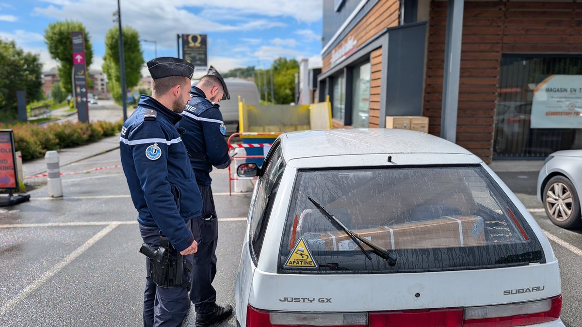 Prefecture42's tweet photo. 🚔 Sécurité Routière : La mobilisation reste totale dans la Loire !
📍 Adrien Sperry, directeur de cabinet du préfet de la Loire, s'est rendu à #Sorbiers pour assister à une opération de contrôle routier d’envergure, aux côtés du Colonel Sébastien Jouglar, commandant le Groupement de #Gendarmerie de la Loire.
⚠️ Le bilan est lourd : depuis le 1er janvier 2026, 8 personnes ont déjà perdu la vie dans la #Loire.
🔴 Chaque décès est un drame humain, une famille brisée. Face à ce constat, l'État renforce sa présence :
- dissuader les comportements à risques (vitesse, alcool, stupéfiants, téléphone) ;
- protéger tous les usagers, des automobilistes aux plus vulnérables.
🔊 Sensibiliser : la sécurité est l'affaire de tous.
🎯 L’objectif de ces contrôles n'est pas seulement de sanctionner, mais de rappeler que les règles de conduite sauvent des vies. La présence des forces de l'ordre sur le terrain reste constante et visible tout au long de l'année.
🛣️ Sur la route, restons vigilants. Pour vous, pour vos proches, levez le pied.
@Gendarmerie_042