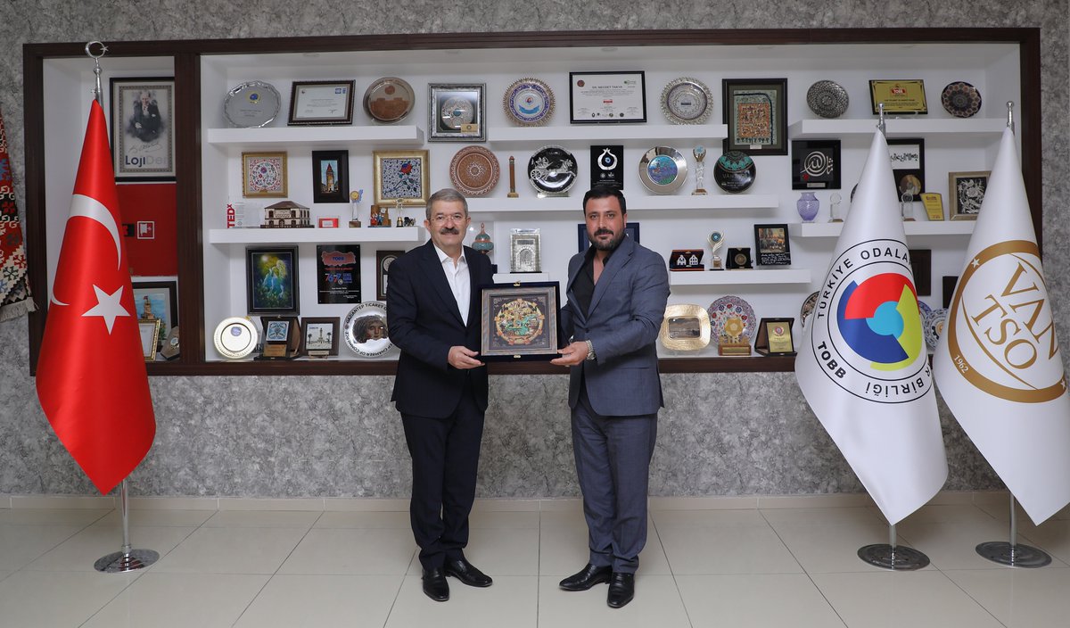 vantsokurumsal's tweet photo. Odamıza nezaket ziyaretinde bulunan Van Kariyer ve Mesleki Eğitim Akademisi Kurucusu Sayın Ayhan Vural ile Odamız Üyeleri yemek ve catering firmaları, güzellik ve kuaför salonları yetkilileri; Yönetim Kurulu Başkanımız Necdet Takva ile bir araya geldi.

Yemek ve catering firmaları ile güzellik ve kuaför salonlarının yaşamış olduğu sorunların istişare edildiği görüşmede, akademinin başarılı çalışmaları nedeniyle Sayın Ayhan Vural'a teşekkür plaketi takdim edildi.

@NecdetTakva @ayhanvurral