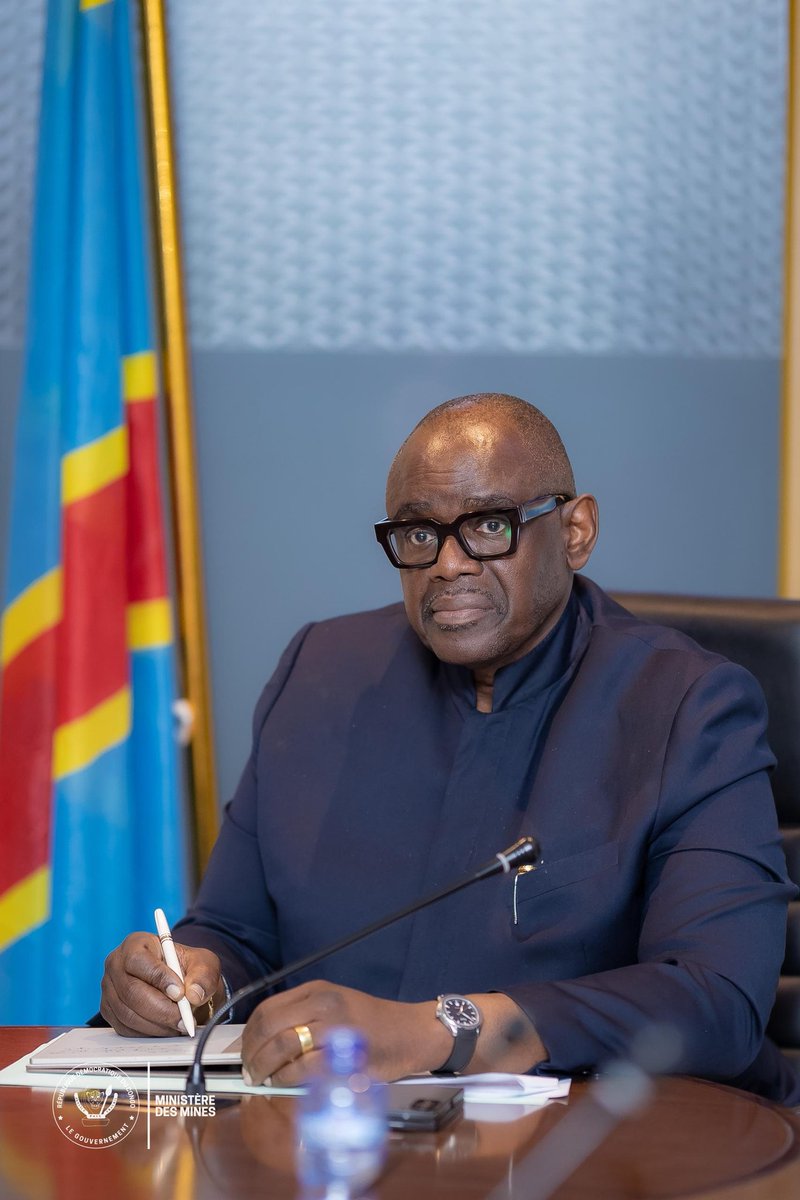 MinMinesRDC's tweet photo. #RDC_MINES 
Ce mercredi 13 mai 2026, Son Excellence Monsieur le Ministre des Mines, @LouisWKabamba, a accordé une audience à la Commission interministérielle chargée de la lutte contre la pollution dans les zones minières, pétrolières et industrielles.

Regroupant des experts et représentants de différentes institutions, notamment la Présidence de la République, la Primature, les ministères des Mines, de l’Environnement ainsi que de l’Enseignement Supérieur et Universitaire (ESU), la délégation est venue présenter au Ministre l’état d’avancement à mi-parcours des travaux déjà réalisés, ainsi que les principales étapes restant à exécuter dans le cadre de cette mission.

Au cours des échanges, la Commission a également sollicité les orientations de l’Autorité de tutelle afin de garantir l’efficacité, la coordination institutionnelle et l’aboutissement harmonieux des travaux engagés.

Prenant la parole, Son Excellence Monsieur le Ministre des Mines a salué le travail déjà accompli par la Commission et a réaffirmé son accompagnement total jusqu’à l’aboutissement de la mission.

Le Ministre a souligné que la question environnementale constitue aujourd’hui un véritable talon d’Achille pour le secteur minier et qu’il est impératif d’y apporter des réponses concrètes, responsables et durables.

Insistant sur la nécessité d’obtenir des résultats palpables, le Ministre des Mines a exhorté la Commission à produire des propositions concrètes susceptibles de renforcer la gouvernance environnementale, de prévenir les impacts de la pollution et de protéger efficacement les communautés concernées.

Enfin, Son Excellence a rappelé à la Commission son obligation de résultats, tout en réaffirmant la volonté du Gouvernement d’accompagner toutes les initiatives visant à promouvoir une exploitation minière respectueuse de l’environnement et des intérêts des populations, conformément à la vision du Chef de l’État, Félix Antoine Tshisekedi Tshilombo, sous la coordination de la Première Ministre, Judith Suminwa Tuluka