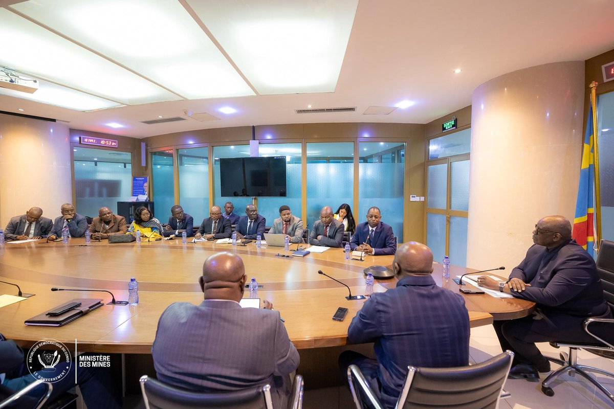 MinMinesRDC's tweet photo. #RDC_MINES 
Ce mercredi 13 mai 2026, Son Excellence Monsieur le Ministre des Mines, @LouisWKabamba, a accordé une audience à la Commission interministérielle chargée de la lutte contre la pollution dans les zones minières, pétrolières et industrielles.

Regroupant des experts et représentants de différentes institutions, notamment la Présidence de la République, la Primature, les ministères des Mines, de l’Environnement ainsi que de l’Enseignement Supérieur et Universitaire (ESU), la délégation est venue présenter au Ministre l’état d’avancement à mi-parcours des travaux déjà réalisés, ainsi que les principales étapes restant à exécuter dans le cadre de cette mission.

Au cours des échanges, la Commission a également sollicité les orientations de l’Autorité de tutelle afin de garantir l’efficacité, la coordination institutionnelle et l’aboutissement harmonieux des travaux engagés.

Prenant la parole, Son Excellence Monsieur le Ministre des Mines a salué le travail déjà accompli par la Commission et a réaffirmé son accompagnement total jusqu’à l’aboutissement de la mission.

Le Ministre a souligné que la question environnementale constitue aujourd’hui un véritable talon d’Achille pour le secteur minier et qu’il est impératif d’y apporter des réponses concrètes, responsables et durables.

Insistant sur la nécessité d’obtenir des résultats palpables, le Ministre des Mines a exhorté la Commission à produire des propositions concrètes susceptibles de renforcer la gouvernance environnementale, de prévenir les impacts de la pollution et de protéger efficacement les communautés concernées.

Enfin, Son Excellence a rappelé à la Commission son obligation de résultats, tout en réaffirmant la volonté du Gouvernement d’accompagner toutes les initiatives visant à promouvoir une exploitation minière respectueuse de l’environnement et des intérêts des populations, conformément à la vision du Chef de l’État, Félix Antoine Tshisekedi Tshilombo, sous la coordination de la Première Ministre, Judith Suminwa Tuluka