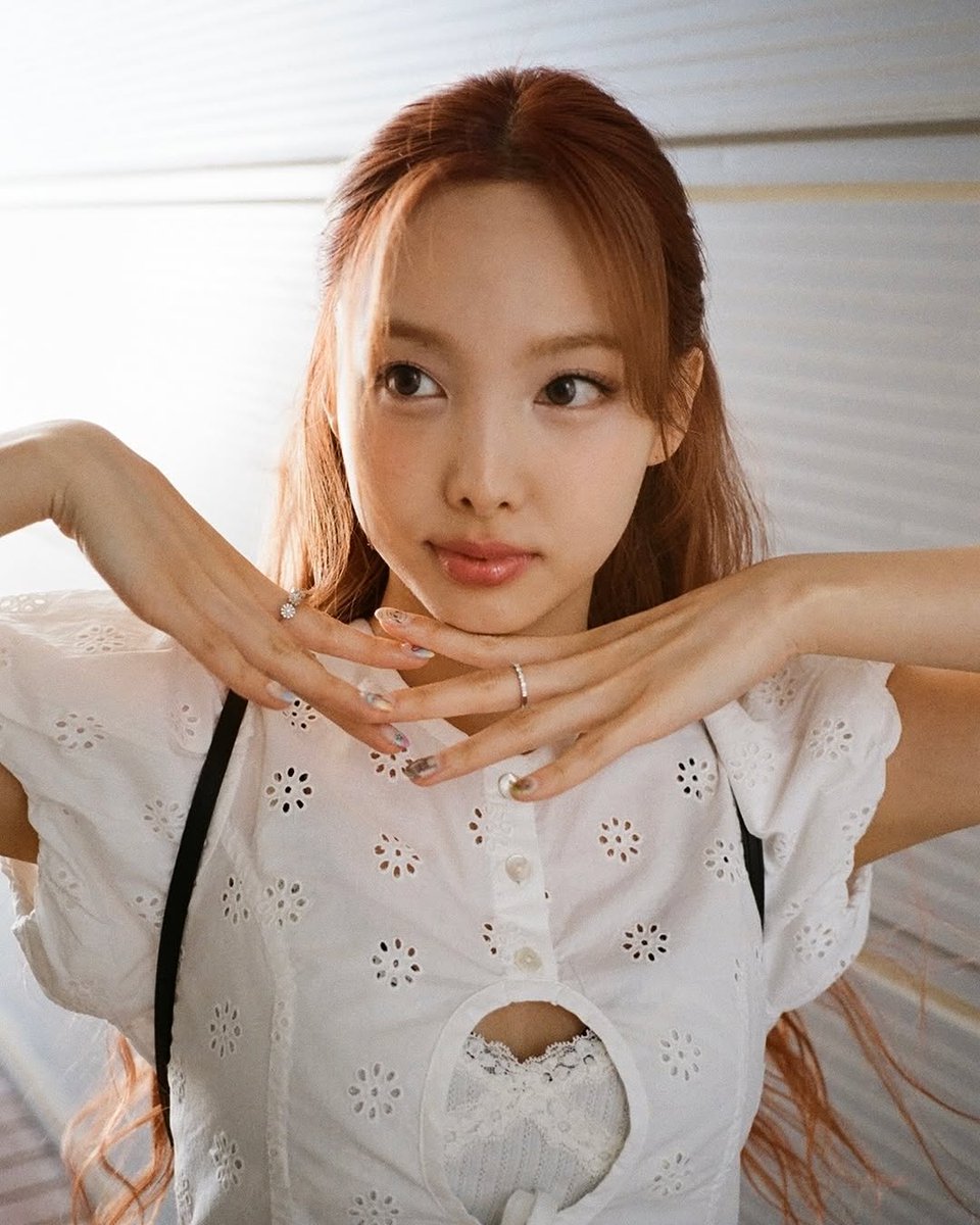 inayeony_'s tweet photo. those soft brown hair and cute ℘ꪱׁׁׁׅׅׅnk lips, doe eyes and fair skin that looks beautiful in the sun.. 𝅄 ׁ ˖ ࣪  🐰 https://t.co/Gx8ZAuV2eI