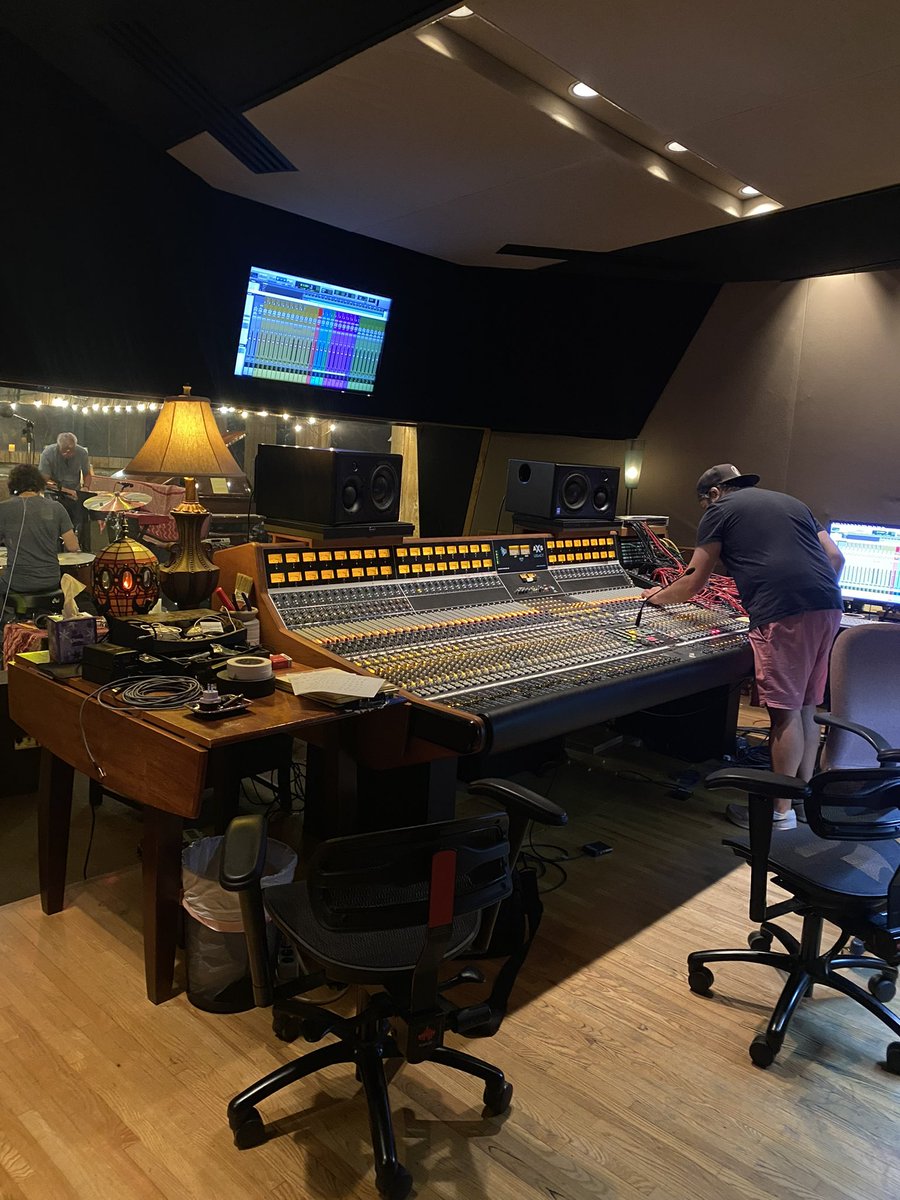 CanadianSound's tweet photo. I can’t believe it’s been two years since I recorded in Nashville!
#nashville https://t.co/TlV8md0wLd