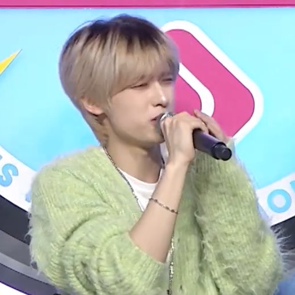몰름이 tweet media