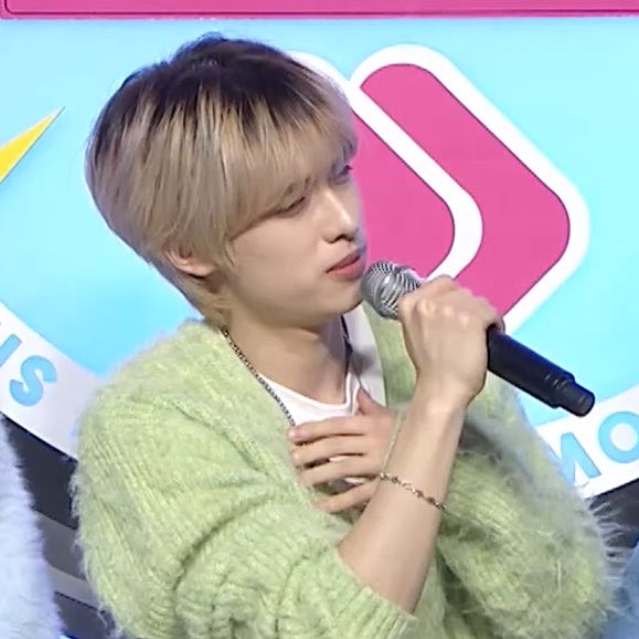 몰름이 tweet media