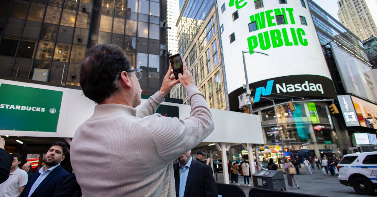 eToro tweet media