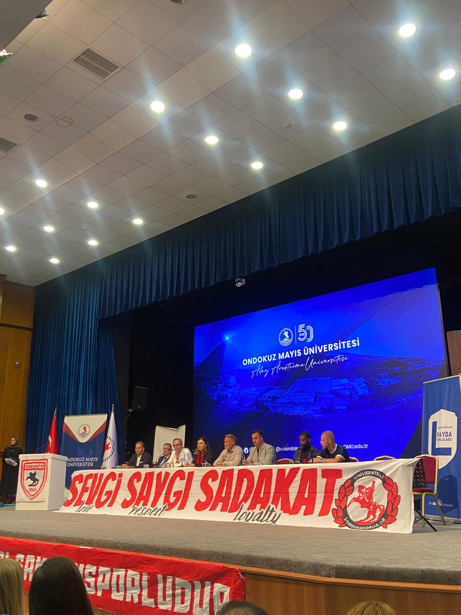 UniSam1965's tweet photo. ÜNİSAM olarak; sevdamız Samsunspor’umuzu üniversitemizde b��yük bir coşku ve sonsuz bir gururla karşıladık! OMÜ Atatürk Kültür Merkezi’nde gerçekleştirdiğimiz bu dev buluşma, sadece bugünün heyecanı değil; derneğimizin kurulduğu ilk günden bu yana ilmek ilmek işlenen büyük bir emeğin, uykusuz gecelerin ve sönmeyen bir inancın eseridir.

Kuruluşumuzdan bugüne kadar bu armayı kampüslerde yaşatmak için ter döken, bayrağımızı her zaman en yüksekte tutan tüm yol arkadaşlarımızın emeklerinin bugün böylesine muazzam bir tabloyla taçlanması bizleri tarif edilemez bir mutluluğa boğmuştur. “Bir Şehir Düşün Tüm Kampüslerde" mottosuyla çıktığımız bu yolda; yönetimimiz, teknik direktörümüz ve futbolcularımızla omuz omuza durarak ÜNİSAM’ın sarsılmaz gücünü bir kez daha kanıtladık.

OMÜ ve OMÜ LÖSEV Fayda Topluluğu ile iş birliği içinde, bu anlamlı günü bir dayanışma şölenine dönüştürmenin huzurunu yaşıyoruz. Salonu hıncahınç doldurarak bu tarihi ana tanıklık eden her bir arkadaşımıza teşekkürlerimizi sunuyoruz. Dün olduğu gibi bugün de, yarın da; emeğimizle, sevdamızla ve gururumuzla her kampüste olmaya devam edeceğiz.

ŞEHİR BİZİM, KAMPÜS BİZİM!

#ÜniSam #Samsunspor