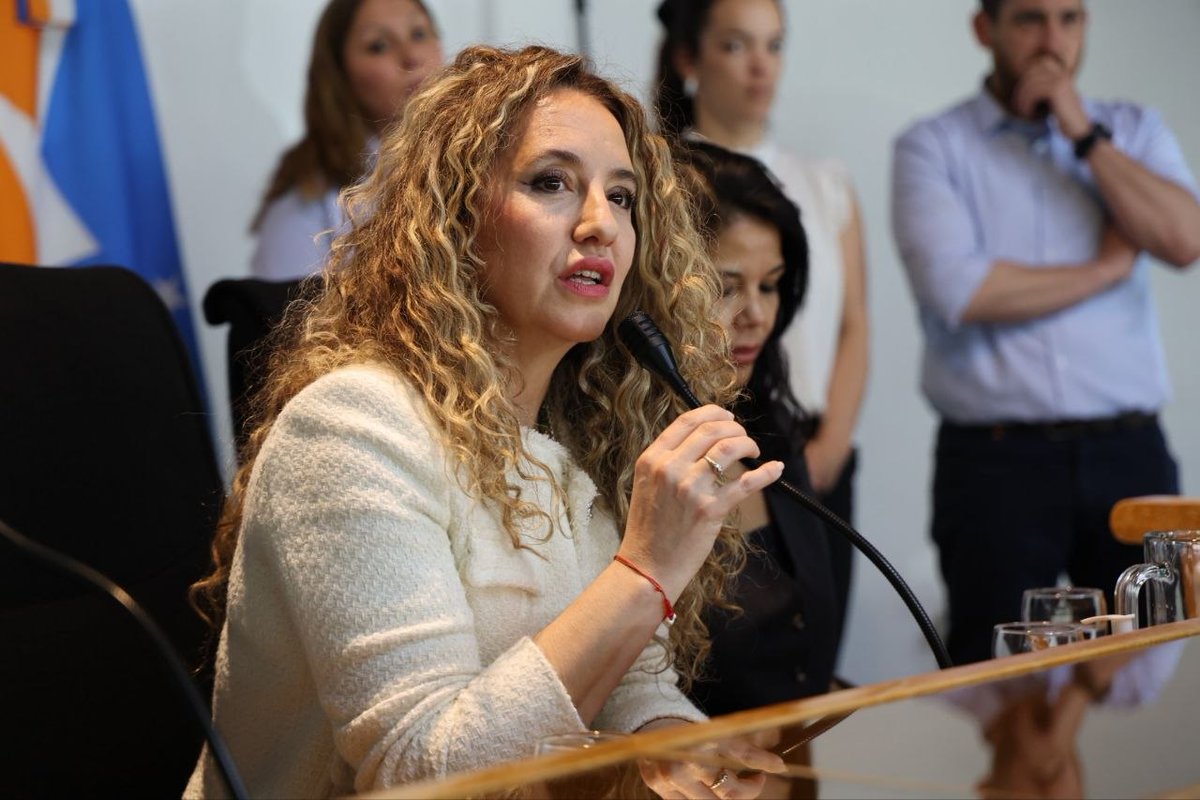 reporteaustral's tweet photo. La jueza Electoral de Tierra del Fuego, Mariel Zanini, determinó el pasado miércoles correr vista al Ministerio Público Fiscal para que se pronuncie sobre la viabilidad de avanzar con el cronograma electoral destinado a la reforma de la Constitución Provincial.

La magistrada fundamentó su decisión en la necesidad de actuar con "prudencia" ante la inestabilidad jurídica que atraviesa el proceso, buscando preservar la confianza pública y evitar posibles frustraciones en el electorado y las fuerzas políticas.

Al estar comprometidos el orden y el interés público, la causa ha sido derivada a la Fiscalía para que tome intervención como garante de dichos principios. La definición queda ahora en manos del Ministerio Fiscal, que deberá dictaminar si el proceso electoral debe seguir su curso o detenerse definitivamente ante los nuevos marcos legales y judiciales.

https://t.co/ZF21u0By3F