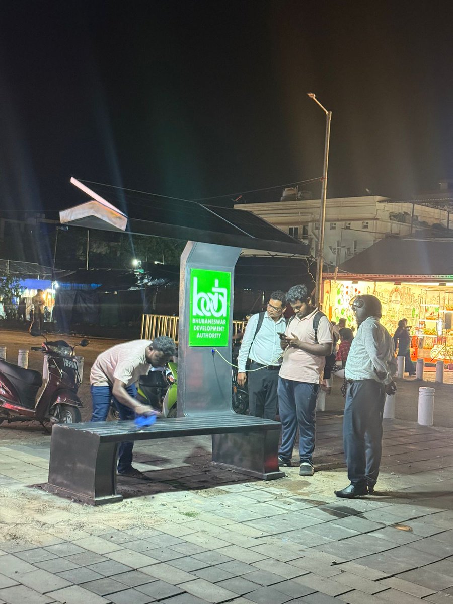 Making a step towards NET ZERO AND SUSTAINABLE BHUBANESWAR, the Bhubaneswar  Municipal Corporation has installed smart solar benches on pilot mode in  prominent public places . These solar benches not only light