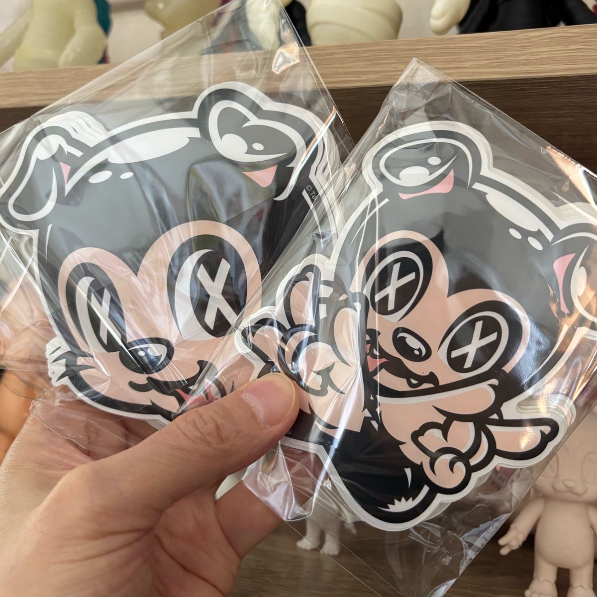 ちょいデカステッカーもあるよ👍(写真の2種類) 1枚660円(税込) 通常
