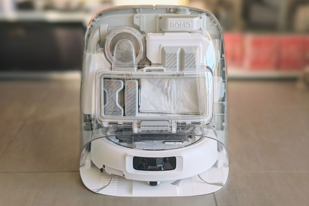 KateriSeraphina's tweet photo. Histoire vraie
Big Brother is watching you, mais il fait le ménage chez vous 🔥🔥🔥
Au début, une idée amusante : il veut connecter son aspirateur robot à sa manette de PlayStation. Mais ça tourne mal: il est parvenu à prendre le contrôle de 7 000 appareils DJi à travers le monde !Un développeur français Sammy Azdoufal[1] a eu l'idée saugrenue de contrôler son aspirateur robot haut de gamme DJI Romo via sa manette PlayStation 5 (pourquoi pas, finalement)
Aidé par l'IA Claude Code[2] , il analyse le protocole de communication et génère son jeton d'accès.
Contre toute attente, le serveur DJI lui donne un contrôle administrateur total :

En 9 minutes, il accède à

6 700 aspirateurs DJI Romo dans 24 pays,
et 10 000 équipements au total avec les stations de charge.
Pire, chaque robot dispose d'une caméra et d'un micro fonctionnels, permettant d'espionner les intérieurs en direct et de récupérer les plans 2D précis des habitations cartographiées.
❌ Franchement, on se demande bien à quoi sert un micro dans un aspirateur !

Le programmeur, ancien spécialiste de cybersécurité, explique que sa femme a depuis recouvert la caméra de leur aspirateur, par précaution. Faute de réponse immédiate de l'entreprise, Sammy Azdoufal a contacté le média spécialisé The Verge, qui lui a fourni le numéro de série à 14 chiffres d’un aspirateur DJI Romo récemment testé par un membre de l'équipe. The Verge a confirmé que le Français avait pu obtenir un plan précis du logement de son journaliste et observer quand le robot était en cours d'utilisation.[3]

❌❌❌ Il insiste n'avoir utilisé aucune faille technique, le système l'ayant considéré comme un super-admin légitime.

Dommage collatéral: énervée par cette vulnérabilité massive, son épouse a immédiatement masqué la caméra de leur propre appareil.
Ce que personne ne relève et qui m'indigne

❌ J'en conclus qu'un admin DJI est capable de regarder et écouter chez vous à votre insu.

❌ Mais c'est pas grave, puisque c'est un admin DJI. Mais de quel droit, nom de Dieu!

❌ Franchement, ça fout la gerbe !DJI a confirmé une faille identifiée fin janvier dans DJI Home (sans rien dire à personne…)
Deux mises à jour correctives ont été déployées les 8 et 10 février 2026, résolvant le problème automatiquement sans intervention utilisateur.
L'incident révèle des failles critiques de sécurité sur des appareils domestiques connectés équipés de caméras/micros, posant de graves questions de vie privée.

Ce n'est pas la première fois