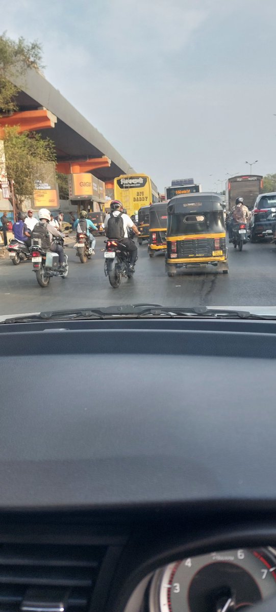 mickygala's tweet photo. Today again, heavy traffic near the airport due to private buses parked on the main road. This has now become a daily chaos for commuters. Requesting authorities to take immediate action and clear the congestion @MTPHereToHelp @mumbaitraffic https://t.co/codXXJAXAX