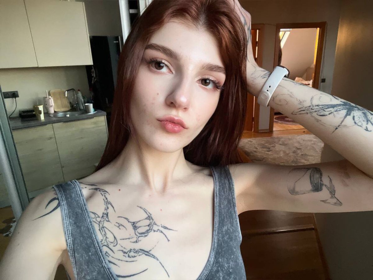 bella tweet media