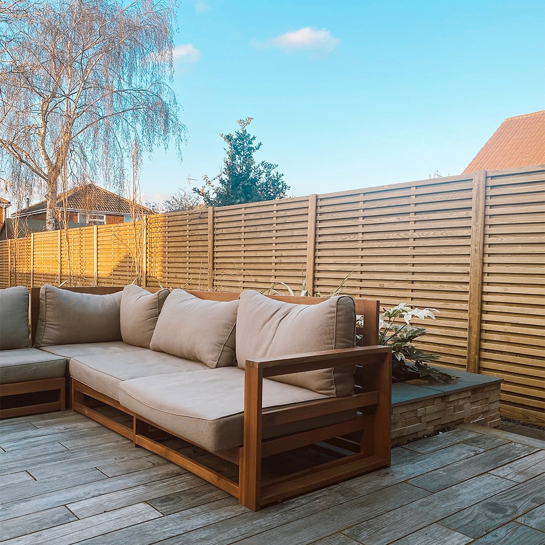 Jacksonsfencing's tweet photo. Our minimalist designs, like Venetian, Metro, Canterbury Combi, and Urban, create a sleek, modern backdrop that works beautifully with contemporary homes. 

The blog: https://t.co/i8fFqXtruE https://t.co/LbCsed56J2