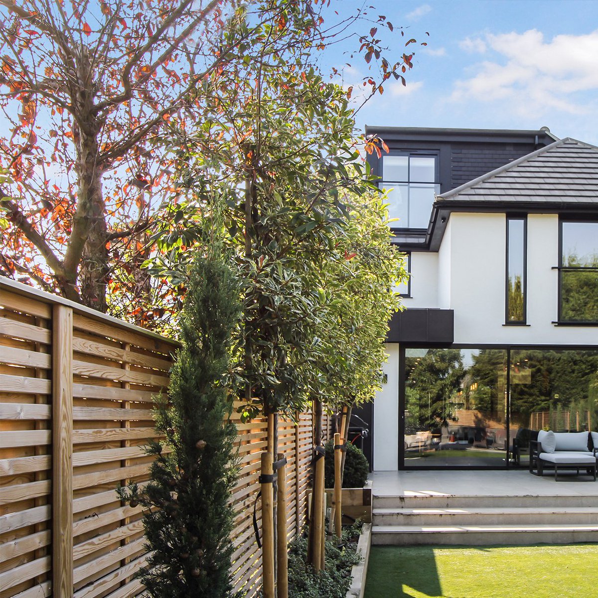 Jacksonsfencing's tweet photo. Our minimalist designs, like Venetian, Metro, Canterbury Combi, and Urban, create a sleek, modern backdrop that works beautifully with contemporary homes. 

The blog: https://t.co/i8fFqXtruE https://t.co/LbCsed56J2