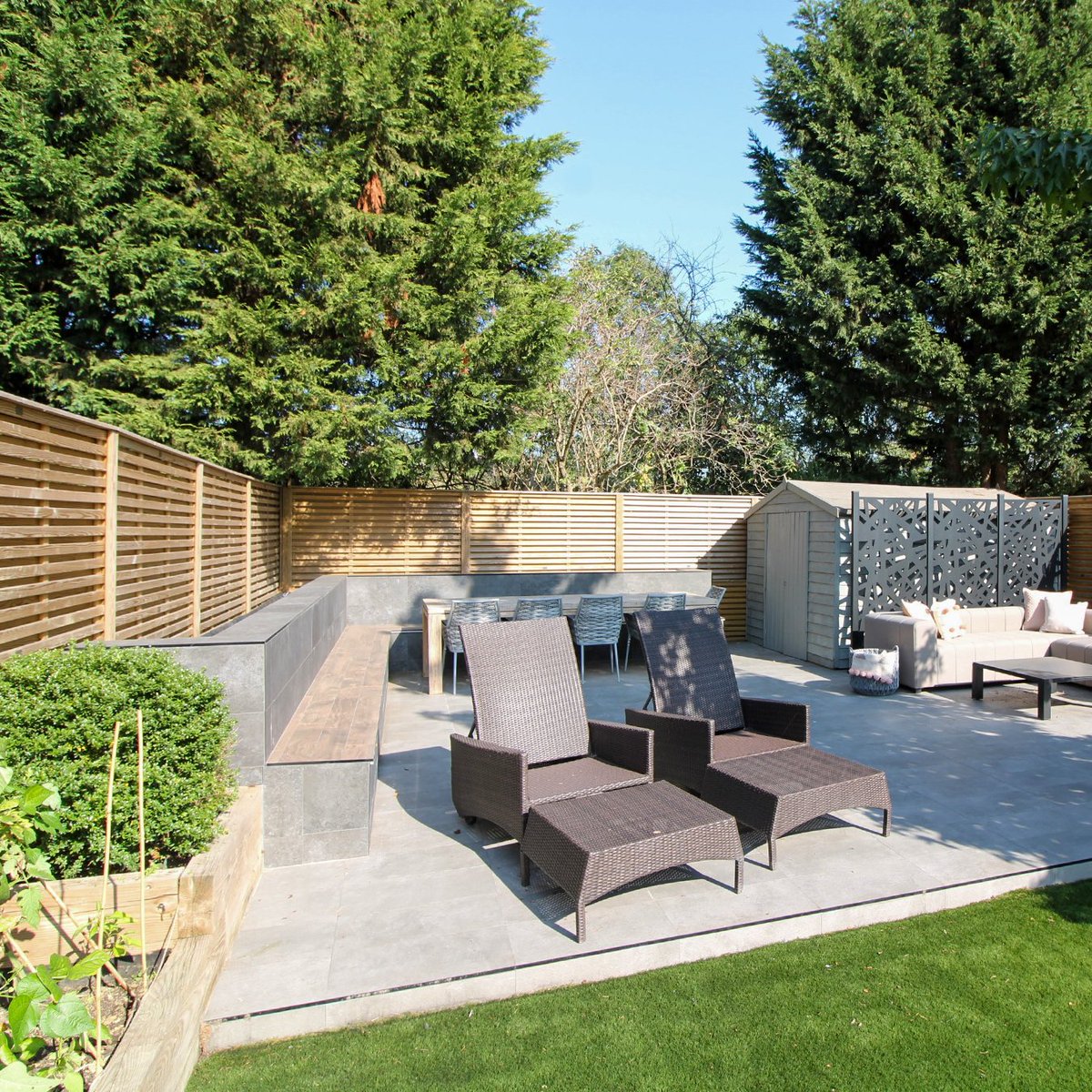 Jacksonsfencing's tweet photo. Our minimalist designs, like Venetian, Metro, Canterbury Combi, and Urban, create a sleek, modern backdrop that works beautifully with contemporary homes. 

The blog: https://t.co/i8fFqXtruE https://t.co/LbCsed56J2