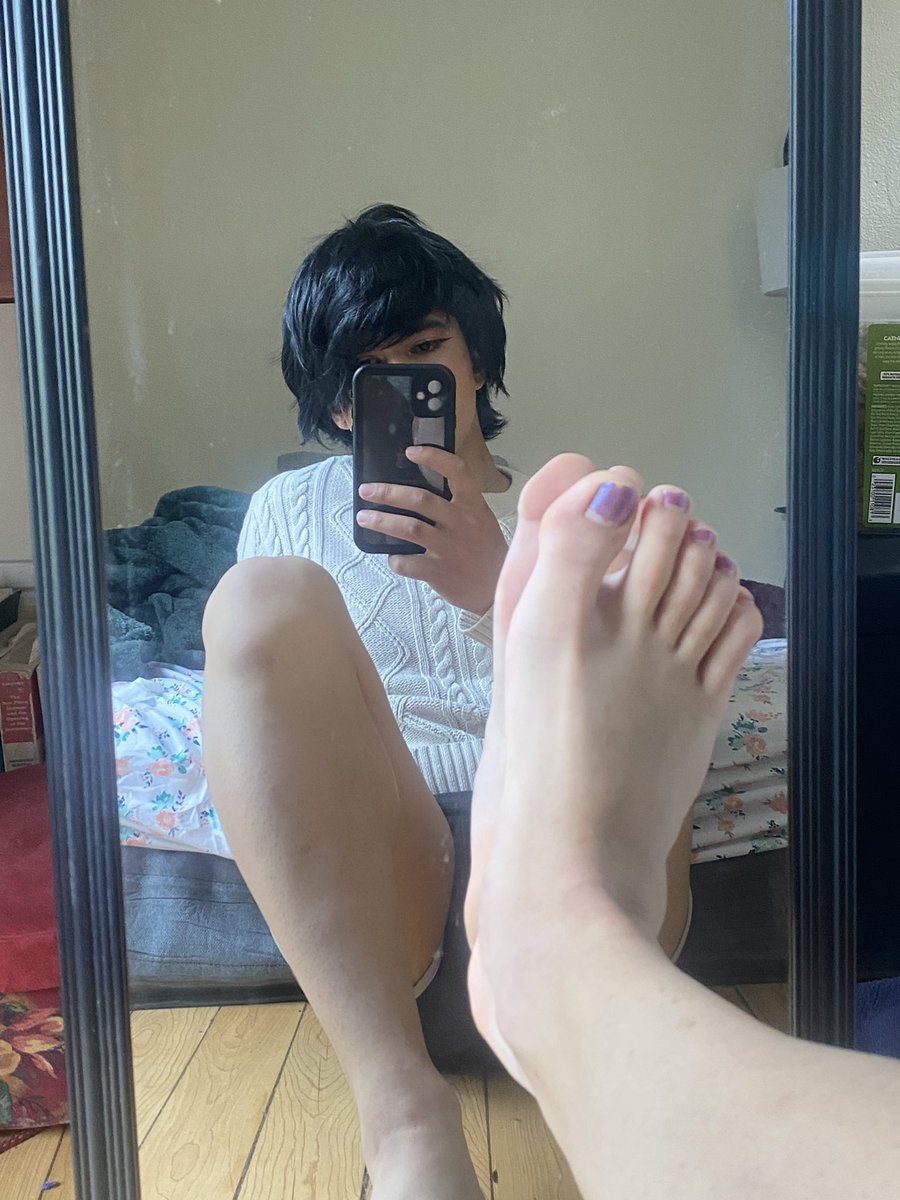 Emmy_Lo_3's tweet photo. Oooo ahhh you wanna put my #toes in your mouth 🌀
#feet #femboy https://t.co/8EUwPv4P36