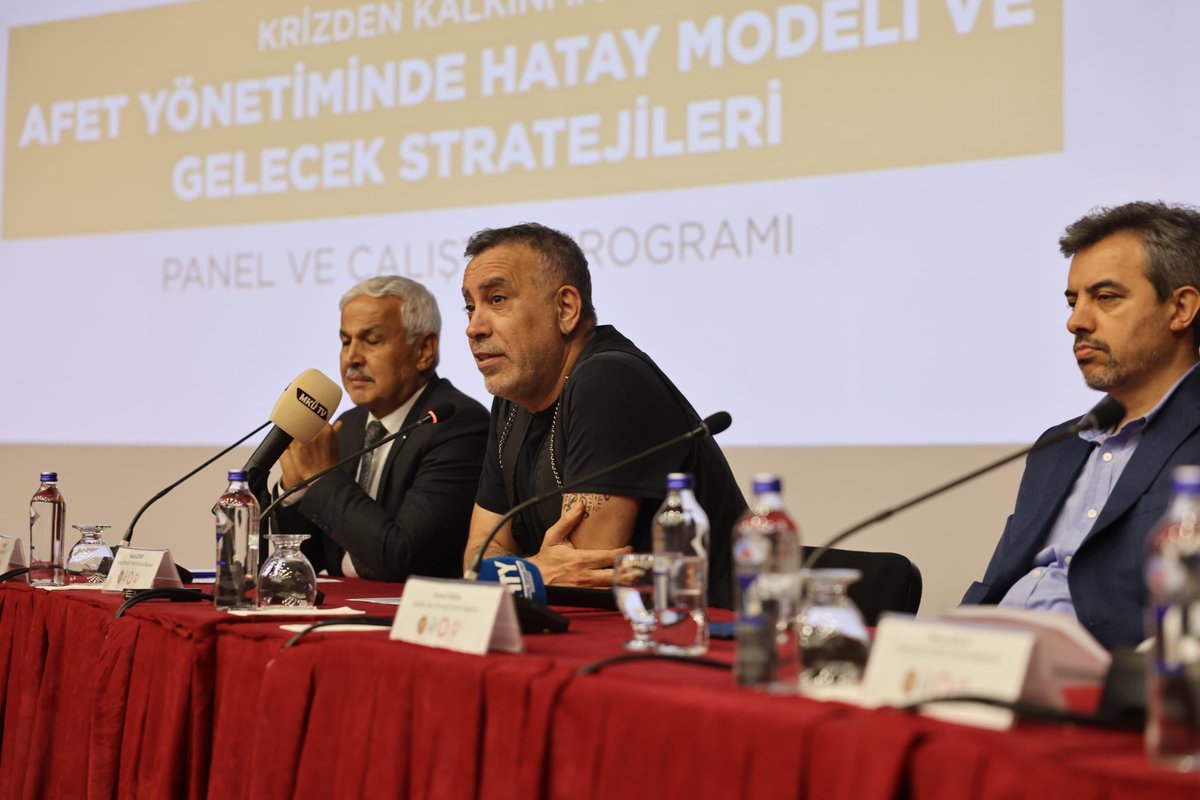 ahbap's tweet photo. Hatay Valiliği tarafından koordine edilen “Krizden Kalkınmaya: Afet Yönetiminde Hatay Modeli ve Gelecek Stratejileri” başlıklı panel ve çalıştay programında, davetli sivil toplum kuruluşlarından biri olarak yer aldık.

Genel Başkanımız Haluk Levent, “Sivil Toplum ve Gönüllülük” başlıklı masada sivil toplum kuruluşlarının afet yönetimindeki rolünü ve Ahbap’ın sahadaki çalışmalarını anlattı.

Nazik davetleri ve ev sahiplikleri için Valimiz Sayın Mustafa Masatlı’ya teşekkür ederiz.