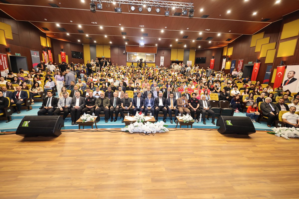 ahbap's tweet photo. Hatay Valiliği tarafından koordine edilen “Krizden Kalkınmaya: Afet Yönetiminde Hatay Modeli ve Gelecek Stratejileri” başlıklı panel ve çalıştay programında, davetli sivil toplum kuruluşlarından biri olarak yer aldık.

Genel Başkanımız Haluk Levent, “Sivil Toplum ve Gönüllülük” başlıklı masada sivil toplum kuruluşlarının afet yönetimindeki rolünü ve Ahbap’ın sahadaki çalışmalarını anlattı.

Nazik davetleri ve ev sahiplikleri için Valimiz Sayın Mustafa Masatlı’ya teşekkür ederiz.