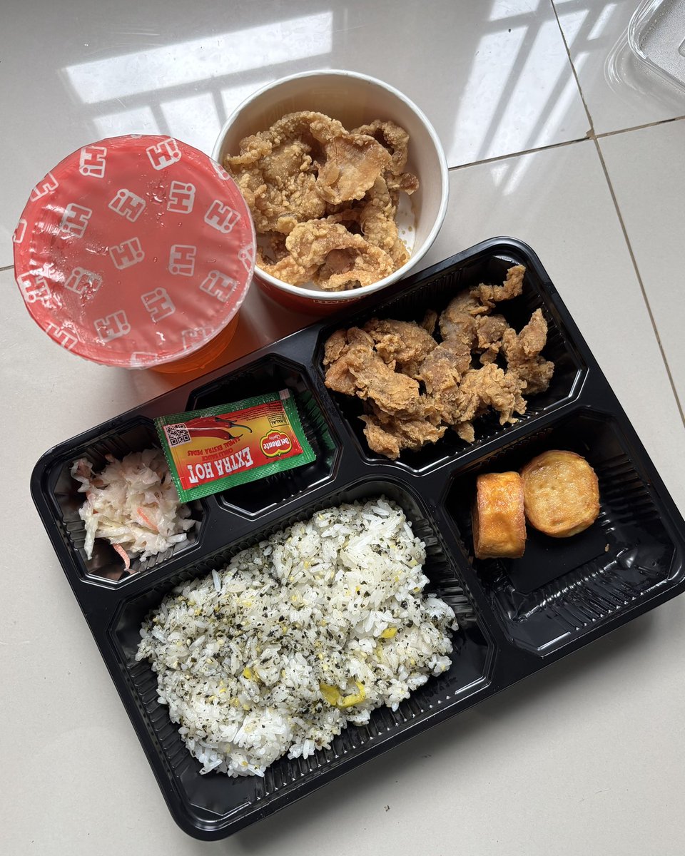 fiskaaasy's tweet photo. Mungkin cintamu bisa ku tolak, tapi bishi bento tidak ☺️☝🏻 https://t.co/mFT9XTNzo2