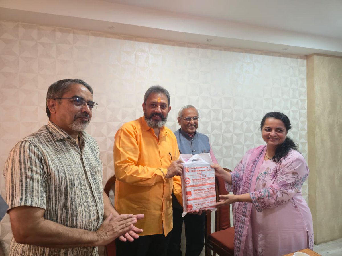 navin_sheth's tweet photo. ગાંધીનગર માં GSBTMના અધિકારીઓ અને વીવીપી  કોલેજ ના BT DEPT ના હ પ્રો. પૂજા ચાવડા અને એમની ટીમ ની સફળ મુલાકાત અને સંયુક્ત રીતે કયા પ્રકારના સંશોધનો કરી શકાય તે બાબતની ઘનિષ્ઠ ચર્ચા થઈ. મારી સાથે @GSBTMના પૂર્વ ડાયરેક્ટર પ્રો. જોશી અને સિવિલ હોસ્પિટલ ના  ડો.કમલેશ ઉપાધ્યાય  હાજર હતા. https://t.co/nykfZKTArC