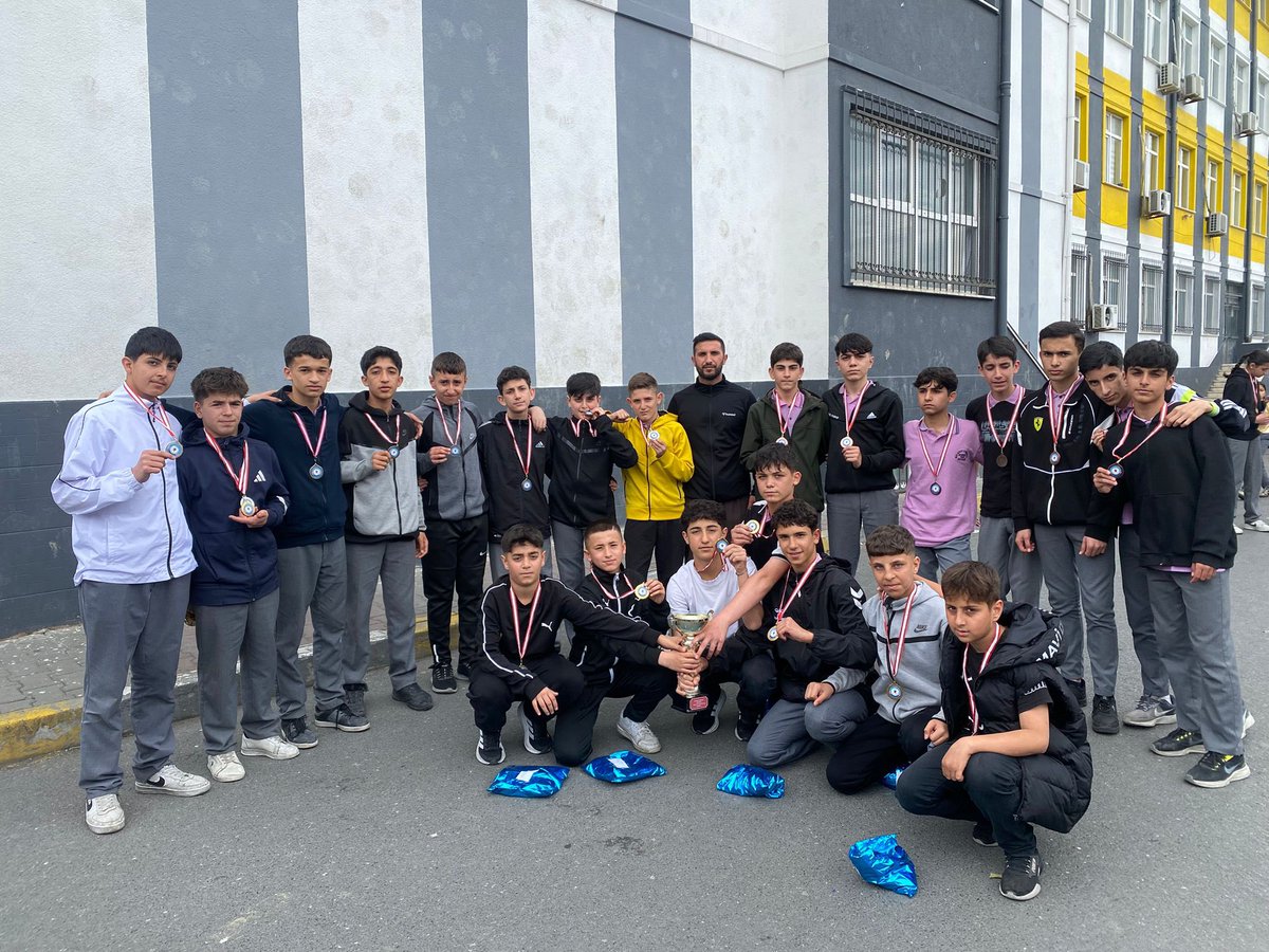 Mev_Candarli's tweet photo. Erkekler arası okul futbol turnuvasında dereceye giren sınıflar ve turnuvanın şampiyonu olan 8/F sınıfını tebrik ediyoruz. 🥇 🏆 🎉 

@istanbulilmem @Avcilarilcemem https://t.co/9AAylmGNiu