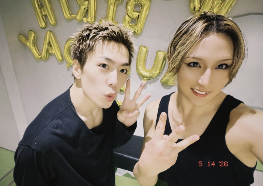 _____k_z_z_'s tweet photo. 劇団朱雀『OMIAKASHI』
本日もご来場ありがとうございました！🏮
たくさんのパワーをいつも本当にありがとうございます！！！！！

そして！！！
友貴さん！！！！！
お誕生日おめでとうございます！！🎂⚔️
お祝いできてほんとに嬉しかったです😋

明日もよろしくお願いいたします！！！！
#劇団朱雀 https://t.co/ivJM8uI1p8