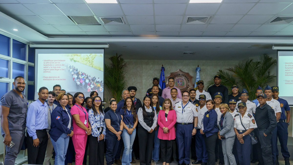 MigracionRDo's tweet photo. Colaboradores de la DGM participaron en el Taller de Sensibilización en Gestión Integral de Riesgos de Desastres, impartido por la doctora Miguelina Tactuck, directora de ESNAGERI. 🇩🇴

La jornada fortaleció conocimientos en prevención, mitigación y respuesta ante emergencias. https://t.co/lfLVbN5hwX