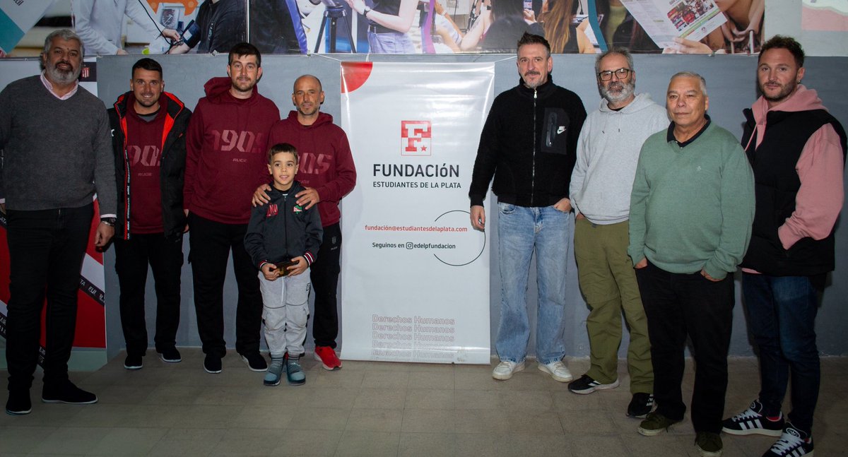 Fundacionedelp's tweet photo. ⚽️🗒️ Encuentro, formación y crecimiento 

Más de 120 personas de 60 clubes de barrio participaron de una nueva jornada de capacitación en el Club Everton junto a la Fundación Estudiantes, el cuerpo técnico de Inferiores y la Fundación Universidad del Deporte. https://t.co/IOdnCDTcnl