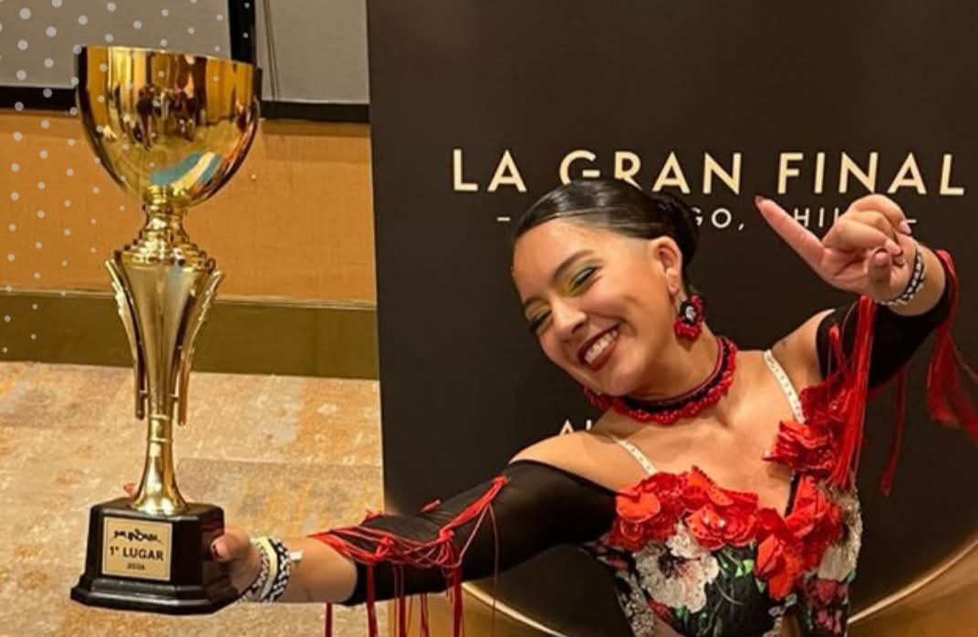 VisionSierras's tweet photo. Sandra Quiñones fue reconocida por la Municipalidad de #Unquillo tras consagrarse campeona mundial de Bachata Estilo Femenino, representando a Argentina en Santiago de Chile. Un orgullo para la danza y la cultura local. 💃🌎

#SandraQuiñones #Danza #Bachata #SierrasChicas https://t.co/yp2q97j2xi