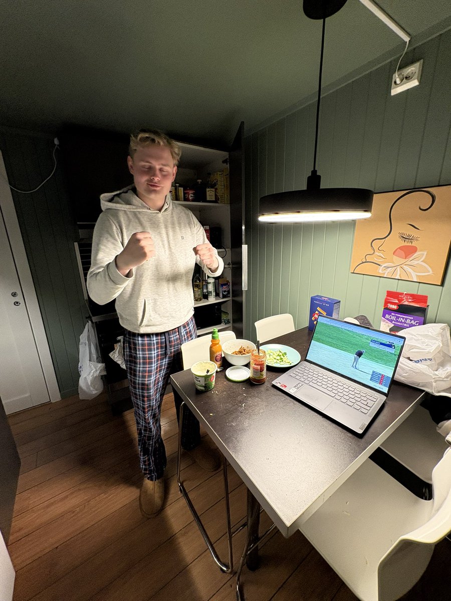 CasperLochert's tweet photo. Nerland spiser kun taco på de største dagene i året. I dag mente han det var en sånn dag. Idag er det nemlig PGA Championship og @blakern111 sin 50 års dag. «Vinner Reitan i helga skal vi drekke oss helt ned. Det gjør vi for så vidt uansett men», grattis! https://t.co/SP0sTbHtXB