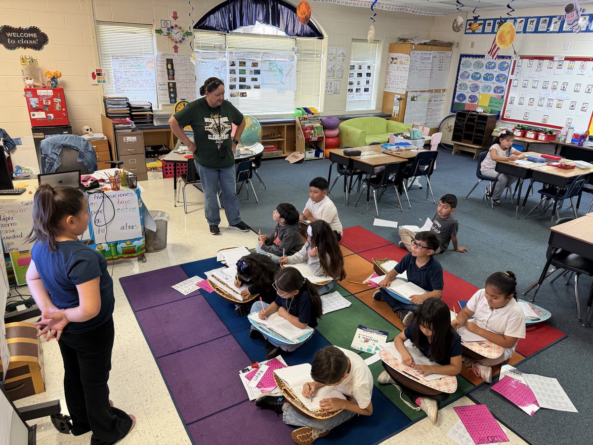 MeadowbrookFW's tweet photo. #Shoutout 📣 to #TeamMurillo for facilitating a lesson where students led the learning and gave meaningful feedback to each other. #1stGrade #DL👏📚 @FortWorthISD https://t.co/IqbfyMBfyC