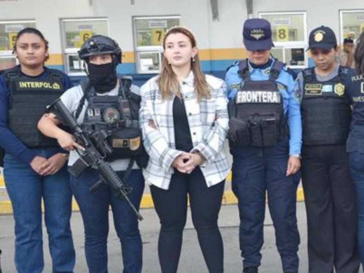 RBCNoticiasGT's tweet photo. #Guatemala🚨 La @PNCdeGuatemala detuvo este jueves a Yosary Yasmín Valle Aguilar, de 23 años, identificada también como Mónica Lucía Hernández Castillo. La mujer, hija de Miguel Arnulfo Valle Valle (alias “Colocho”), uno de los líderes del cartel Valle Valle de Honduras, fue expulsada del territorio guatemalteco y entregada a las autoridades hondureñas en el puesto fronterizo de Corinto, Omoa, Cortés. Según la información oficial difundida por la PNC de Guatemala, la detención se realizó en Santa Catarina Pinula.