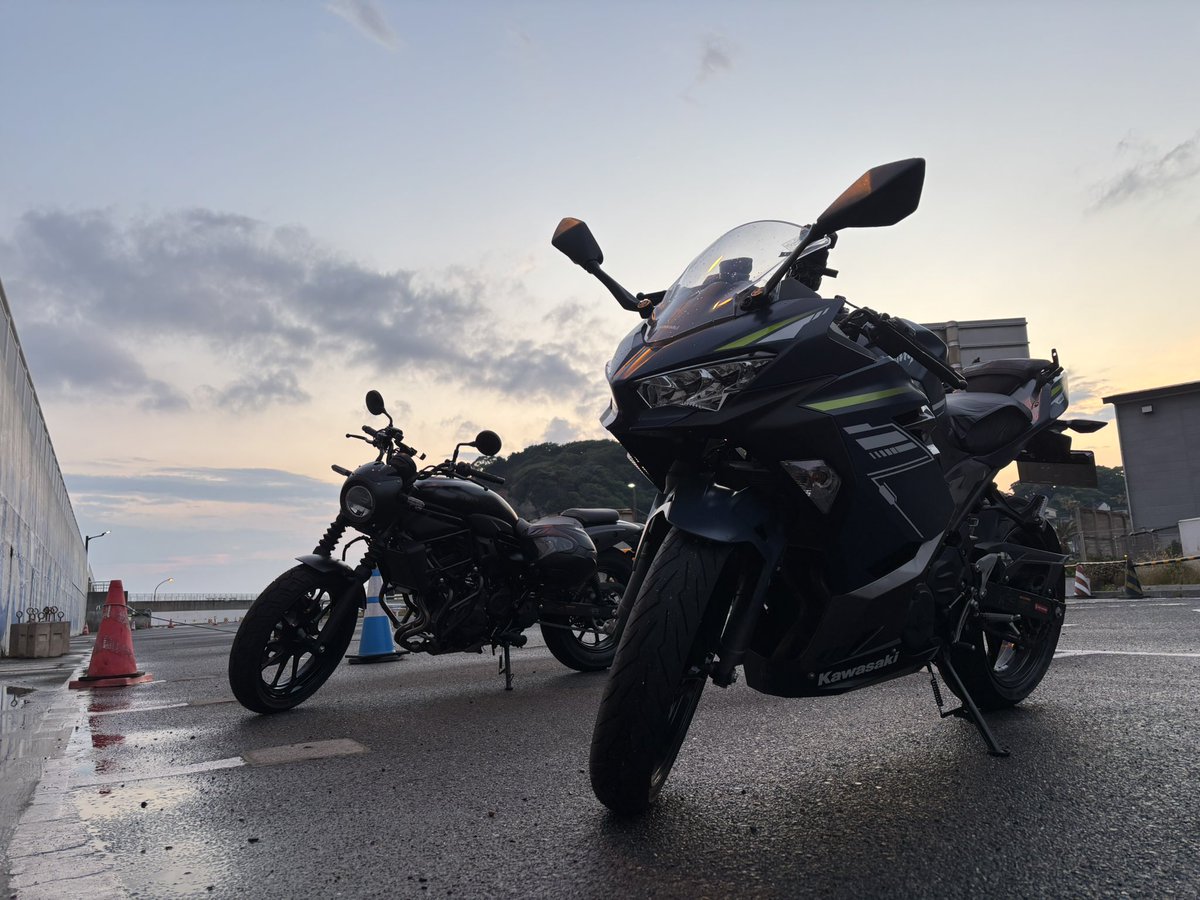 kAttskAttskAtts's tweet photo. 初バイク納車した！！！
江ノ島最高だった！駆けつけてくれたninja乗りの友達に感謝
 #eliminator400 #バイク乗りと繋がりたい #ninja400 https://t.co/SUsIFPJ0C4
