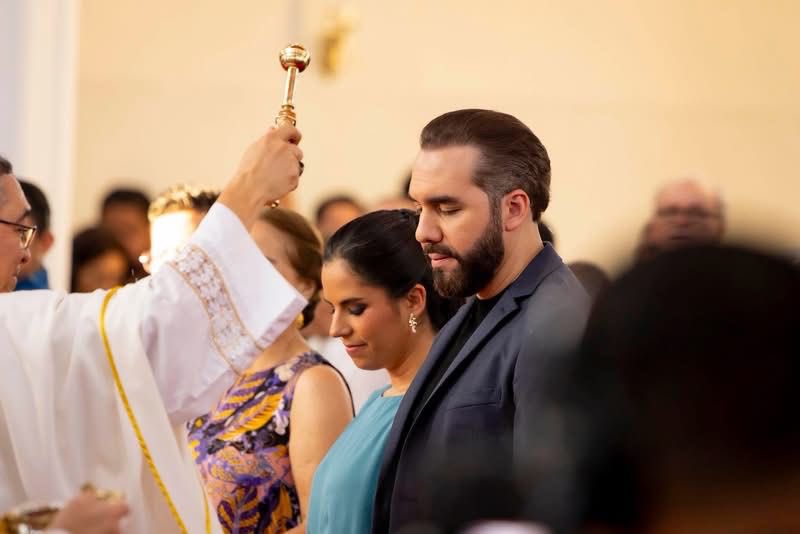 chamaguaJR's tweet photo. Nuestro Presidente Nayib Bukele y a la Primera Dama en la bendición e inauguración de la Iglesia Nuestra Señora de Fátima. Este templo, más que una edificación, representa el refugio espiritual y la esperanza de miles de familias que buscan fortalecer su fe. Es un honor ser testigos de cómo un espacio sagrado se convierte en el corazón de una comunidad que camina unida hacia la paz y la trascendencia.